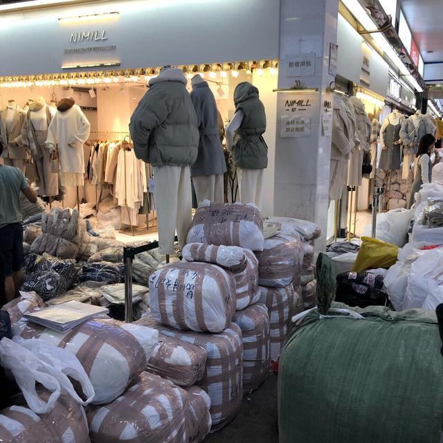 廣州服裝批發市場探秘 800元一麻袋的實惠與技巧